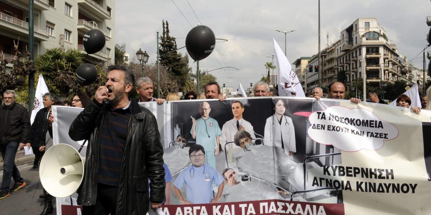 Οργή των γιατρών για Τσίπρα και Καμμένο στη πορεία στην Πλατεία Μαβίλη [εικόνες]