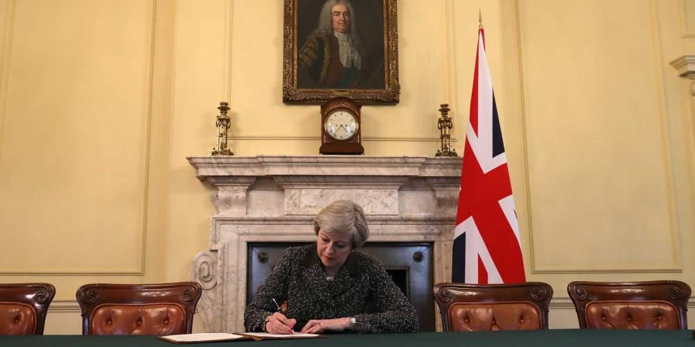 Το Brexit είναι εδώ: Η Τερέζα Μέι υπέγραψε την επιστολή αποχώρησης από την ΕΕ