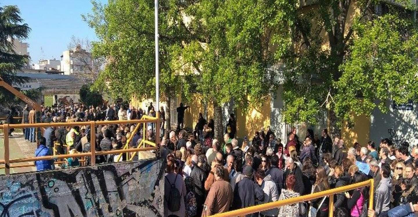 Ελλάδα 2017: Τεράστιες ουρές στη Θεσσαλονίκη για δωρεάν τρόφιμα [εικόνες]