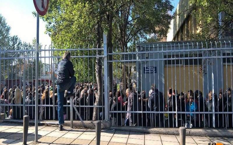 Ελλάδα 2017: Στην ουρά οι δικαιούχοι για μια σακούλα τρόφιμα [βίντεο]