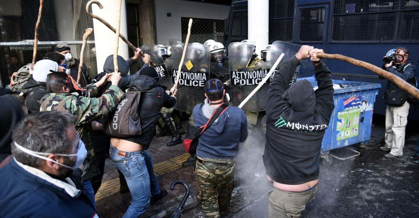 Αγριο ξύλο αγροτών με τα ΜΑΤ έξω από το Υπουργείο Αγροτικής Ανάπτυξης [εικόνες & βίντεο]