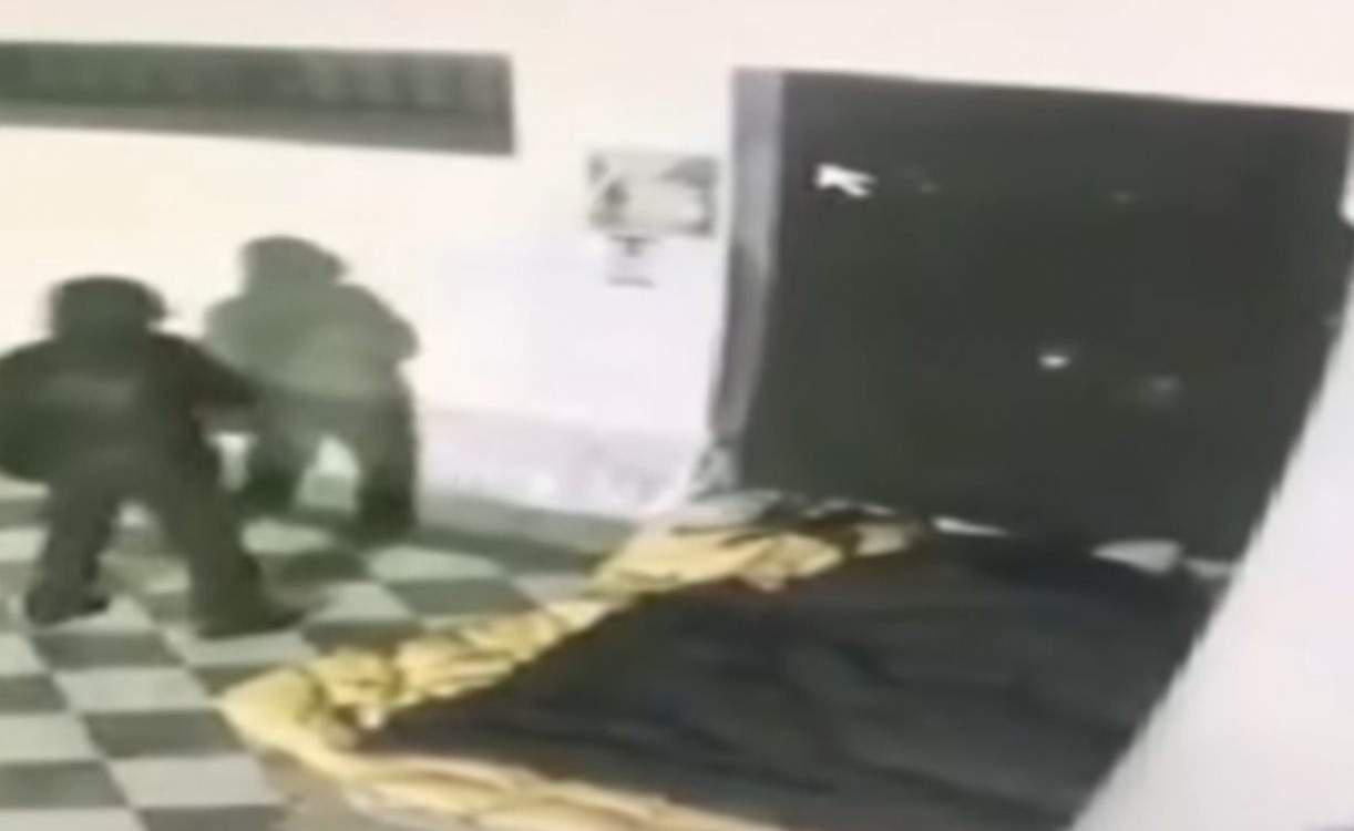 Άνδρας στην Ιταλία έβαλε φωτιά σε άστεγο την ώρα που κοιμόταν [βίντεο]