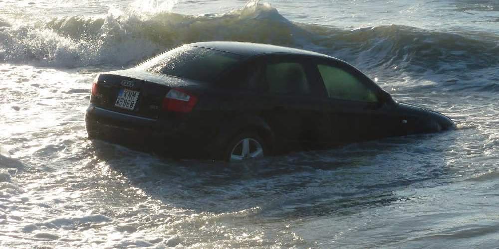 Αυτοκίνητο με δύο επιβάτες έπεσε στη θάλασσα στον Βόλο