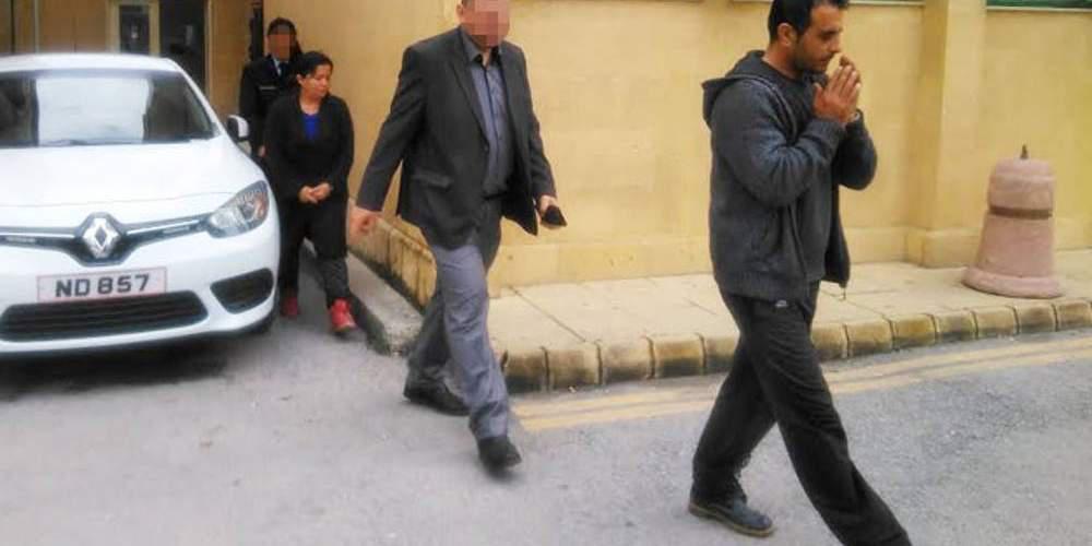 Φαρσοκωμωδία στα κατεχόμενα: Εραστής έδειρε ζευγάρι επειδή έκαναν σεξ ενώ έβλεπε [βίντεο]