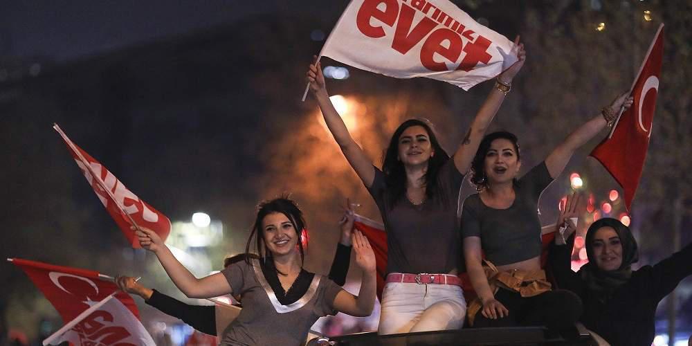 Το τουρκικό δημοψήφισμα δεν ανταποκρίθηκε στα δημοκρατικά κριτήρια, καταγγέλουν οι διεθνείς παρατηρητές
