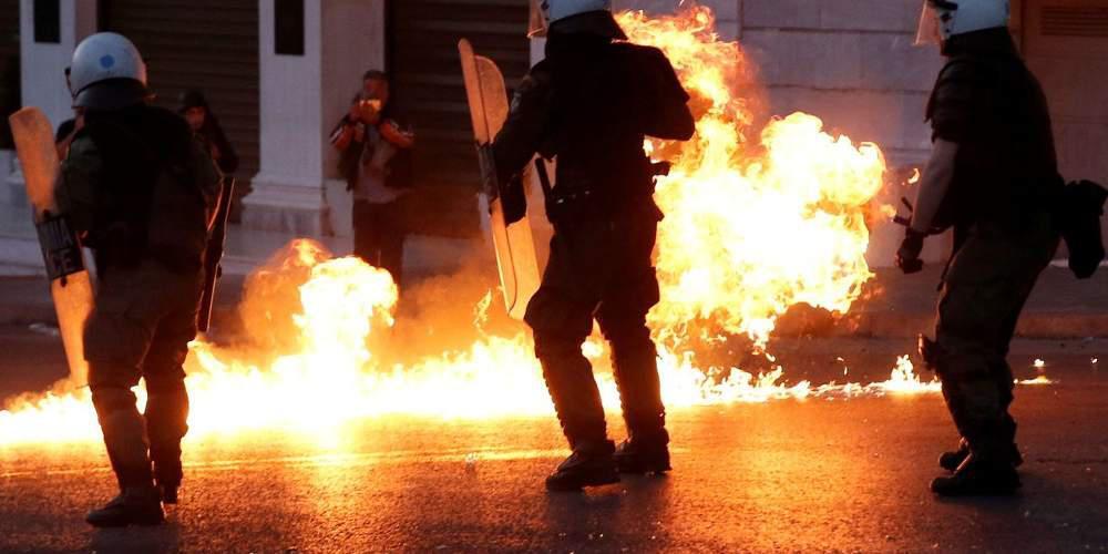Νέες επιθέσεις αντιεξουσιαστών σε διμοιρίες των ΜΑΤ στα Εξάρχεια