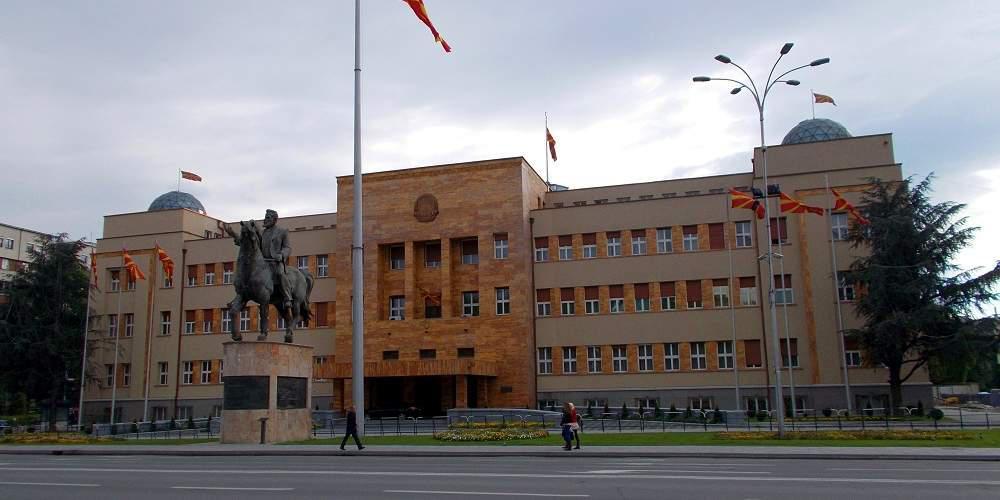 Εκτροχιάστηκε η κατάσταση στα Σκόπια- Εθνικιστές εισέβαλαν στο Κοινοβούλιο