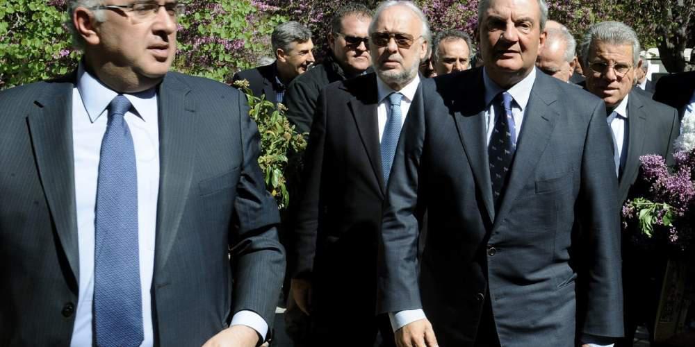 Στο ετήσιο μνημόσυνο του Γιάννη Αγγέλου βρέθηκε ο Κώστας Καραμανλής