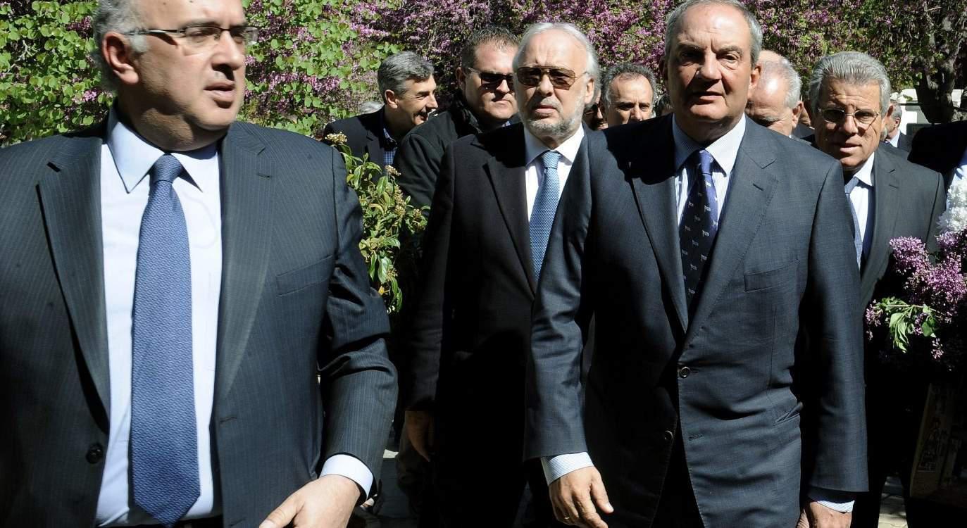 Στο ετήσιο μνημόσυνο του Γιάννη Αγγέλου βρέθηκε ο Κώστας Καραμανλής