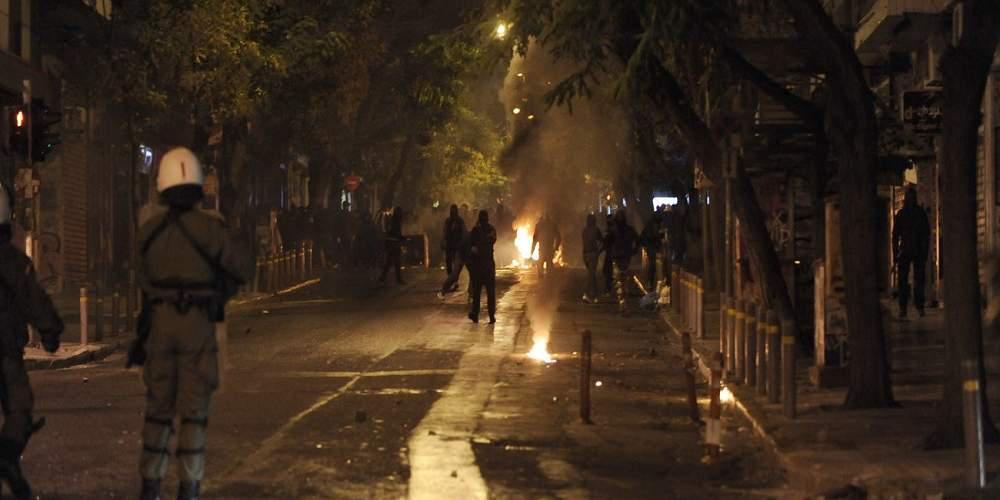 Διπλή επίθεση με πέτρες και μολότοφ κατά των ΜΑΤ στα Εξάρχεια