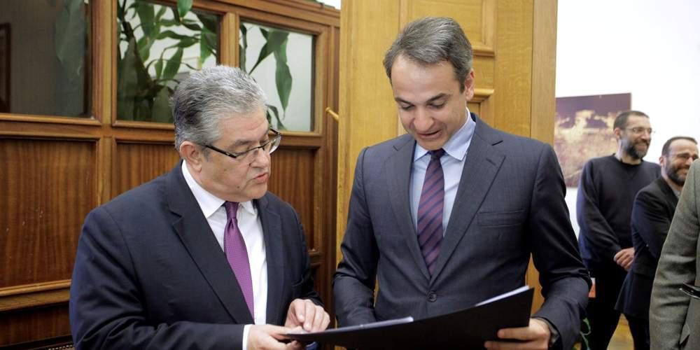 Ιστορικό ντοκουμέντο παρέδωσε στον Κουτσούμπα ο Μητσοτάκης [βίντεο]
