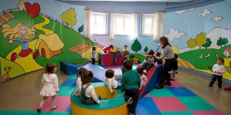 Χωρίς εισοδηματικά κριτήρια τα παιδιά πολύτεκνων οικογενειών σε δομές φροντίδας και προσχολικής εκπα
