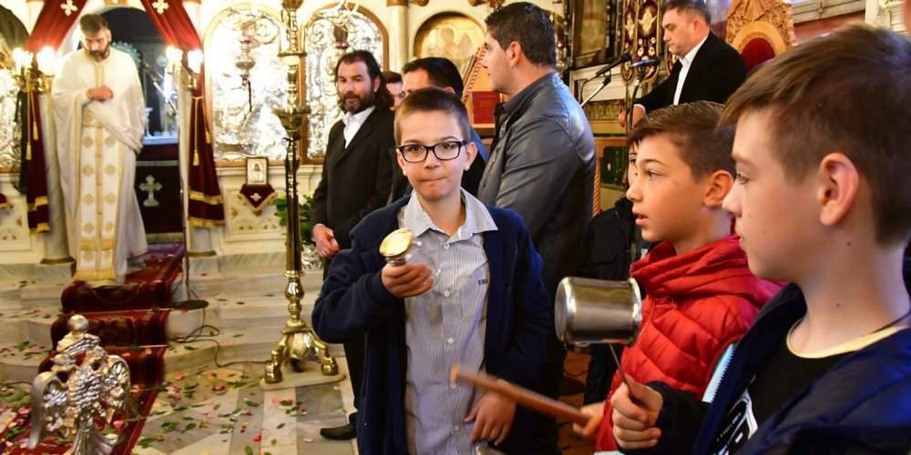 Με σφυριά, κατσαρόλες και κουτάλια η Πρώτη Ανάσταση στο Ναύπλιο [βίντεο]