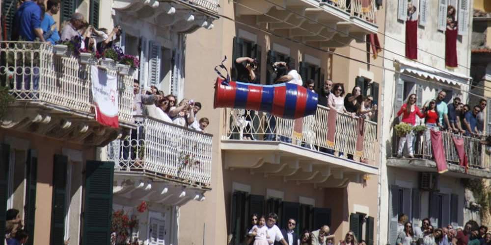 Το φημισμένο Πάσχα της Κέρκυρας και τα έθιμά του [εικόνες & βίντεο]