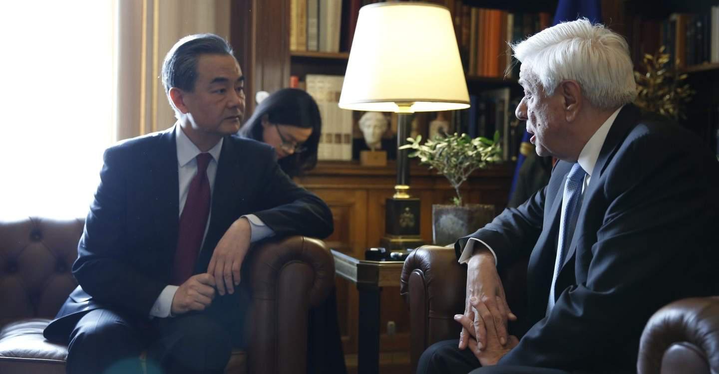 Συνάντηση Προέδρου Δημοκρατίας Προκόπη Παυλόπουλου με τον υπουργό Εξωτερικών της Κίνας Γουάνγκ Γι