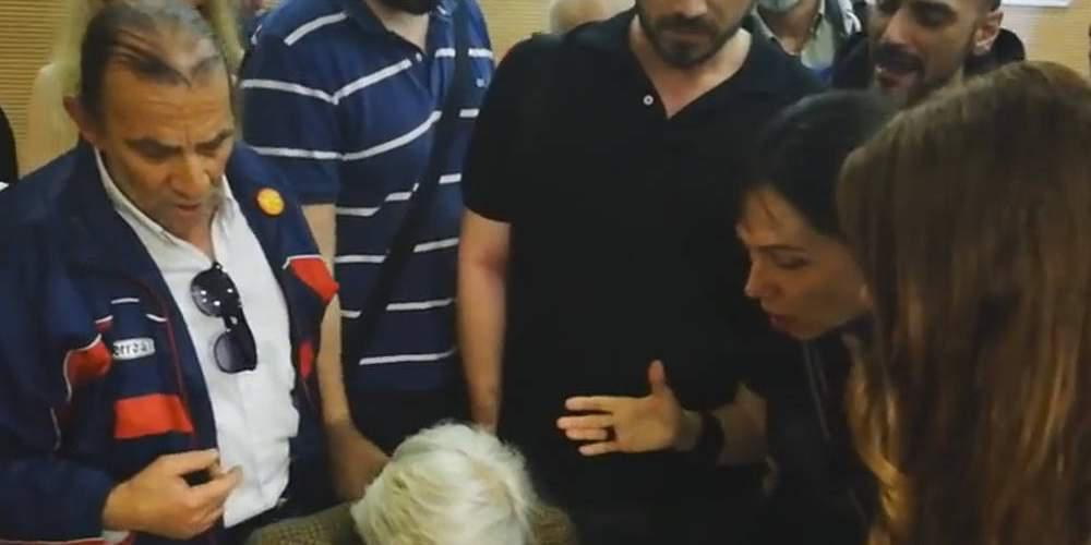 Ένταση στο Ειρηνοδικείο: Κλείδωσαν συμβολαιογράφο και ακύρωσαν πλειστηριασμό [βίντεο]
