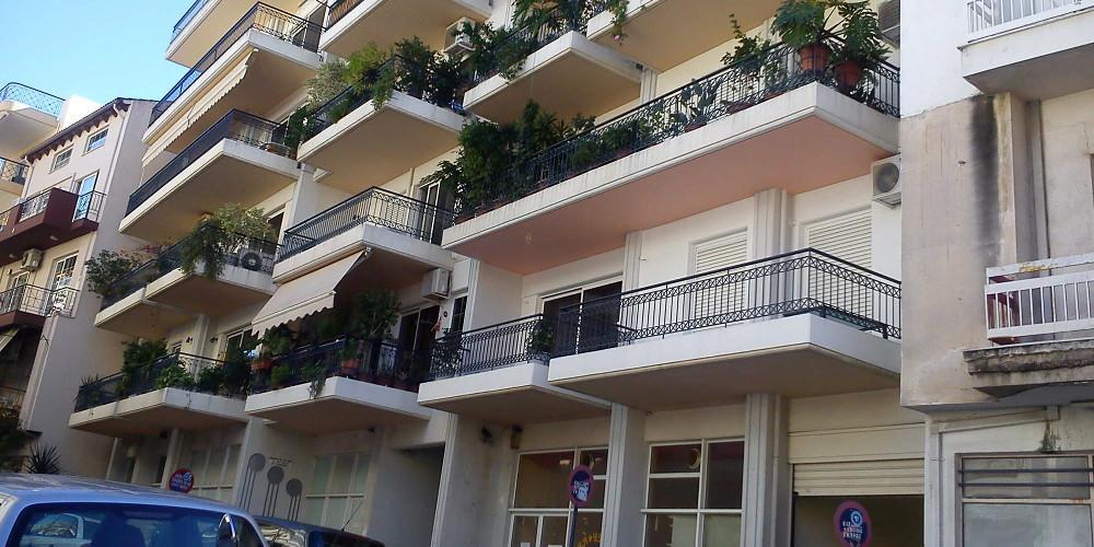 Ανακοίνωση έπος από μαθητή σε πολυκατοικία: «Κι εμείς το κάνουμε αλλά δεν το μαθαίνει το τετράγωνο»