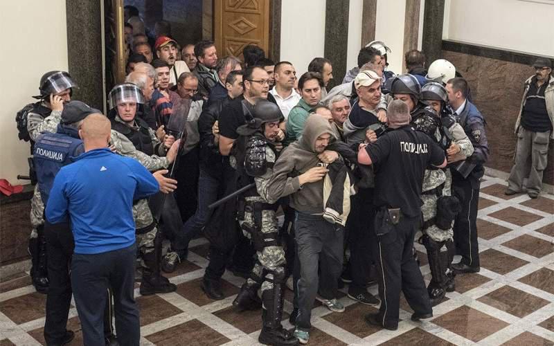 Στα Σκόπια ο αναπληρωτής βοηθός υπουργός Εξωτερικών των ΗΠΑ για να βρεθεί λύση στην κρίση