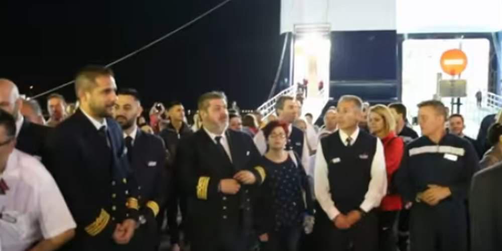 Ο καπετάνιος που σταμάτησε το πλοίο στη Χίο για να προσκυνήσει το πλήρωμα τον Επιτάφιο [βίντεο]