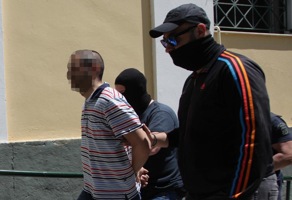 Ένταση κατά τη μεταγωγή του 25χρονου που συνελήφθη για τη ληστεία στο Γεωπονικό