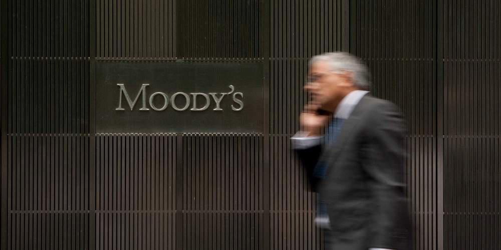 Moody’s: Η συμφωνία αυξάνει τις πιθανότητες για ελάφρυνση του χρέους και QE