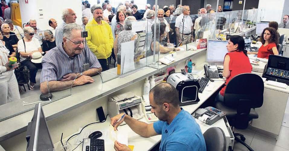 Πώς η κυβέρνηση έβαλε πρώτα τα… κοράκια των δανείων και όχι τους πολίτες