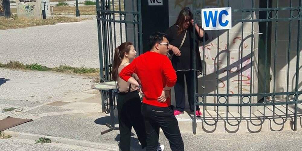 Απίθανες εικόνες στο Ναύπλιο: Ζητούν από τουρίστες 2 ευρώ για να επισκεφτούν δημοτικές τουαλέτες!