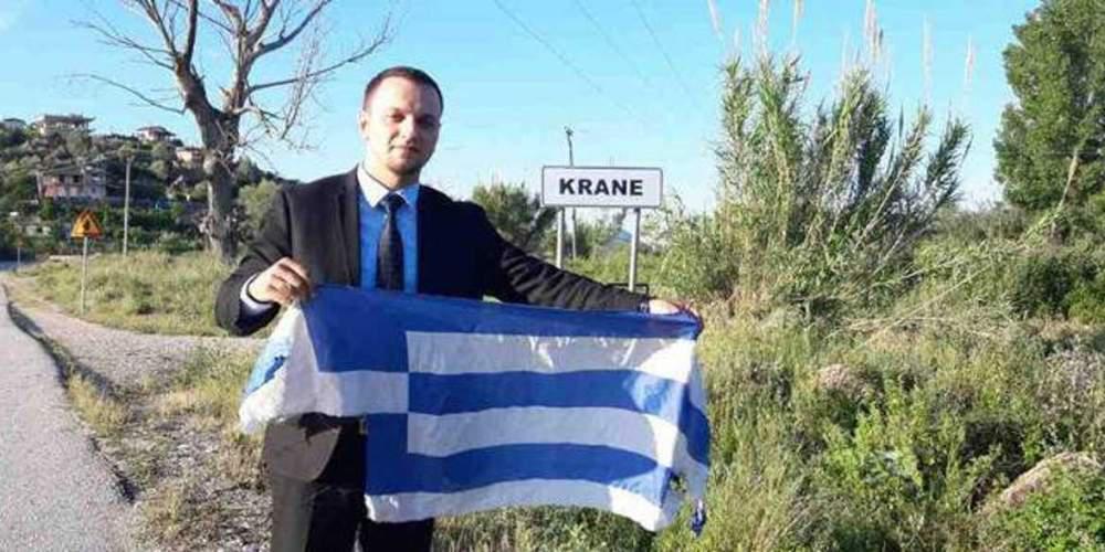 Αλβανοί εθνικιστές έκαψαν ελληνική σημαία και βεβήλωσαν μνημείο [εικόνες]