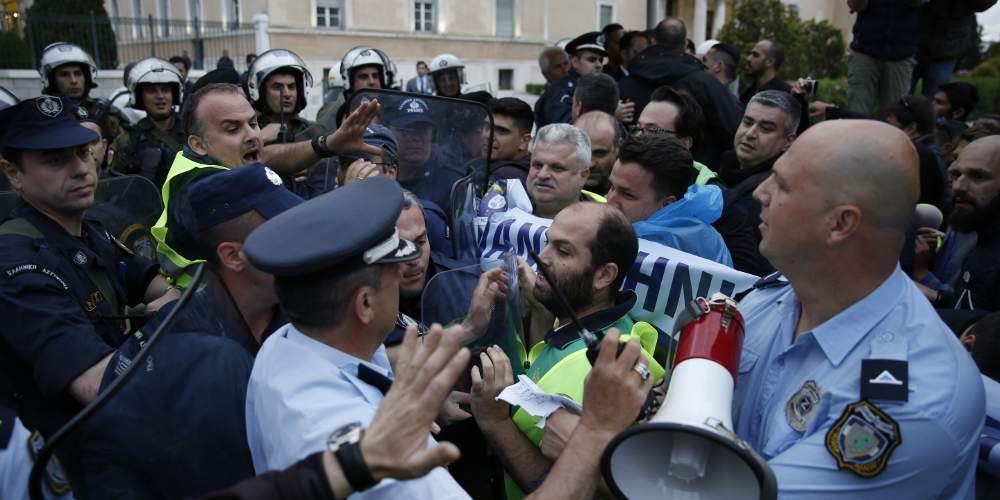 Οι ένστολοι επιχείρησαν να εισβάλουν στη Βουλή – Τους απώθησαν αστυνομικοί [βίντεο]