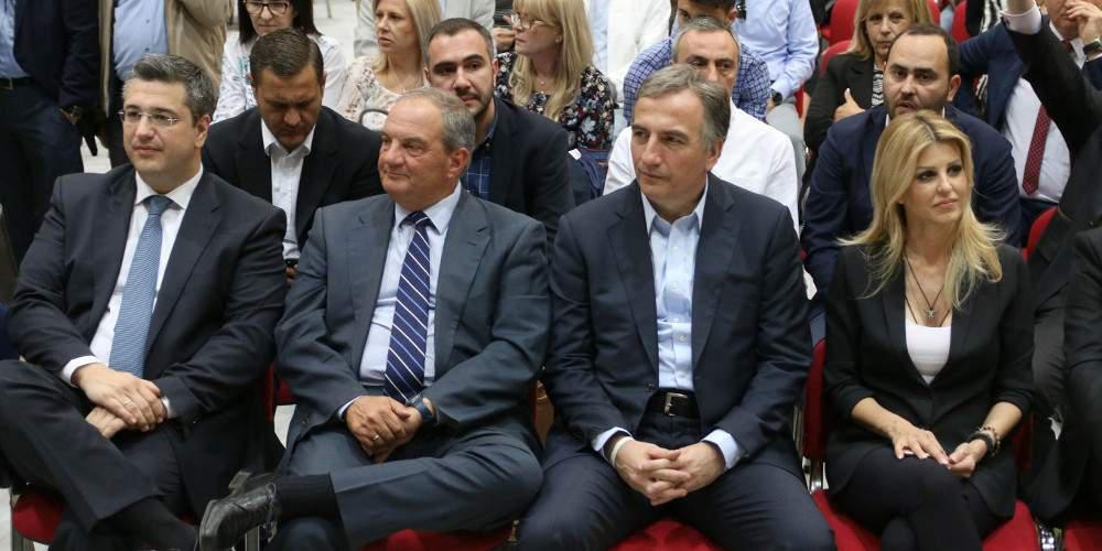 Παρουσίες και παρασκήνιο από την εμφάνιση Καραμανλή στο Βελλίδειο