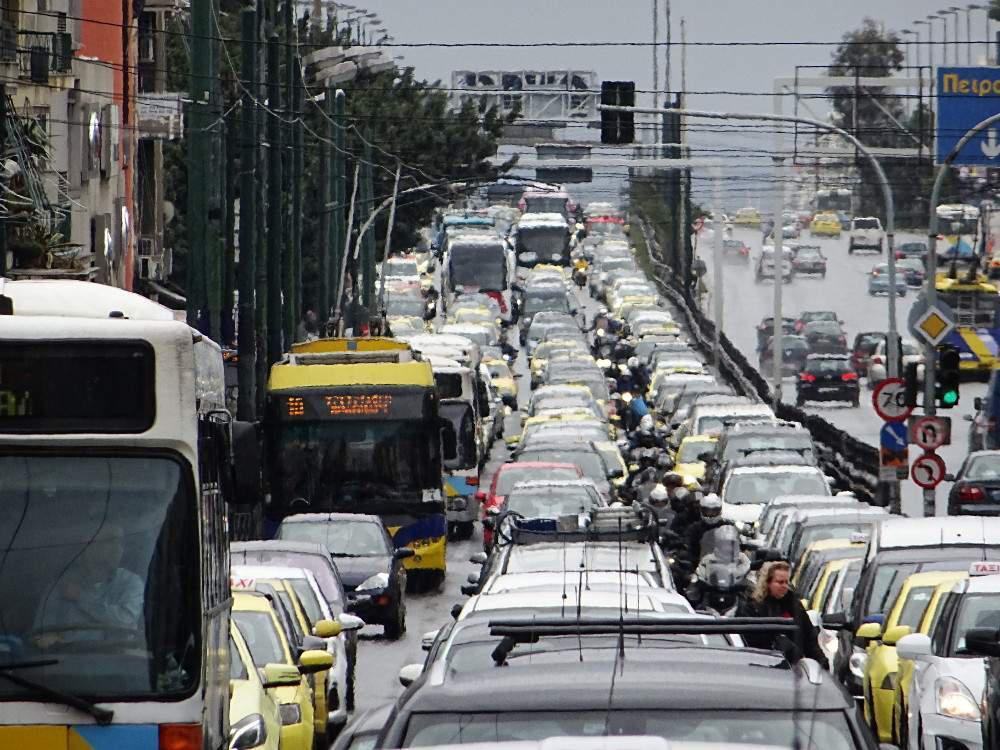 Χάος στους δρόμους της Αττικής λόγω καιρού και απεργιών – Πού έχει κίνηση