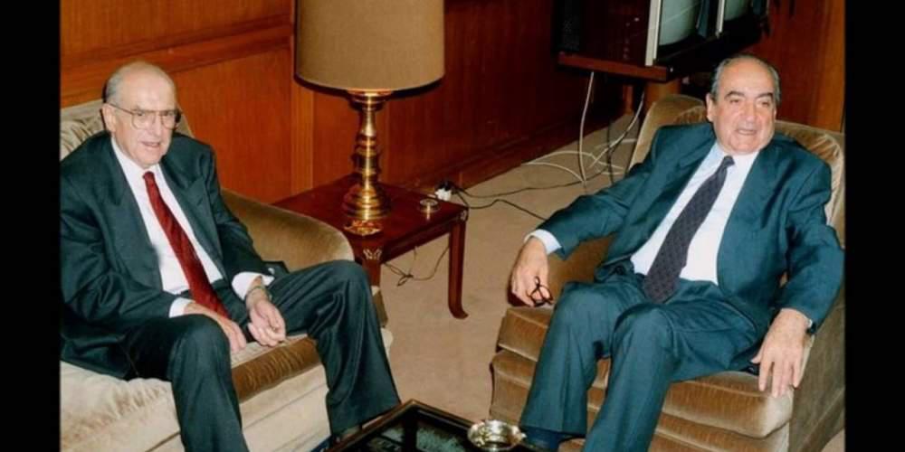 Η ιστορική χειραψία Μητσοτάκη-Παπανδρέου μετά την δολοφονία Μπακογιάννη [βίντεο]