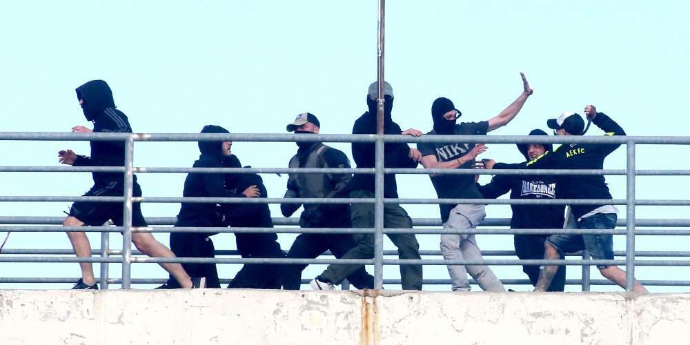 Χαμός στο Πανθεσσαλικό: Συγκρούσεις οπαδών της ΑΕΚ και του ΠΑΟΚ [βίντεο]