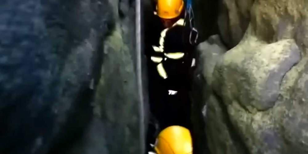 Επιχείρηση της πυροσβεστικής για την διάσωση… προβάτου που σφήνωσε σε χαράδρα