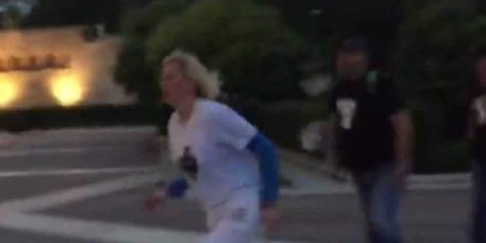Ντου στην Βουλή από την Ραχήλ Μακρή φορώντας μπλουζάκι «Φρουρά-Φρουρά» [εικόνες & βίντεο]