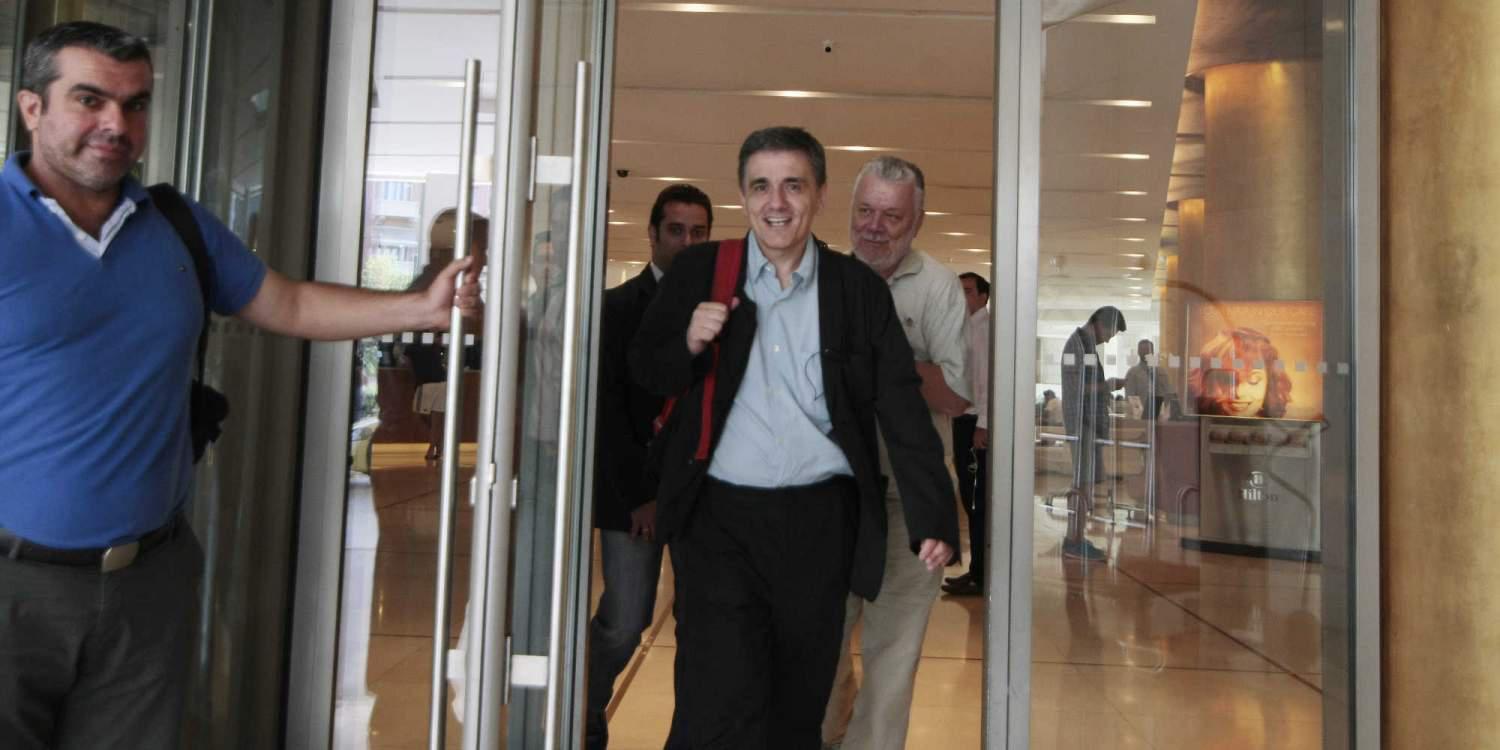 Λευκός καπνός στο Χίλτον με συμφωνία με μαχαίρι στις επικουρικές, στα 5.681 το αφορολόγητο