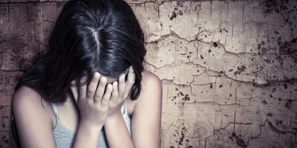 Σοκ στην Κρήτη: Έβαλε το παιδί του σε καρέκλα και άρχισε να το χτυπά στο κεφάλι με ξύλο