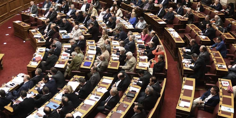 «Σφυροκόπημα» στον Τσίπρα από τους αρχηγούς της αντιπολίτευσης για το Μνημόνιο 4