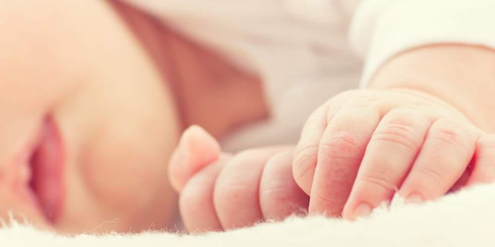 Ανατρέπεται το ηλικιακό όριο στις υιοθεσίες – Τι αλλάζει από δικαστική υπόθεση