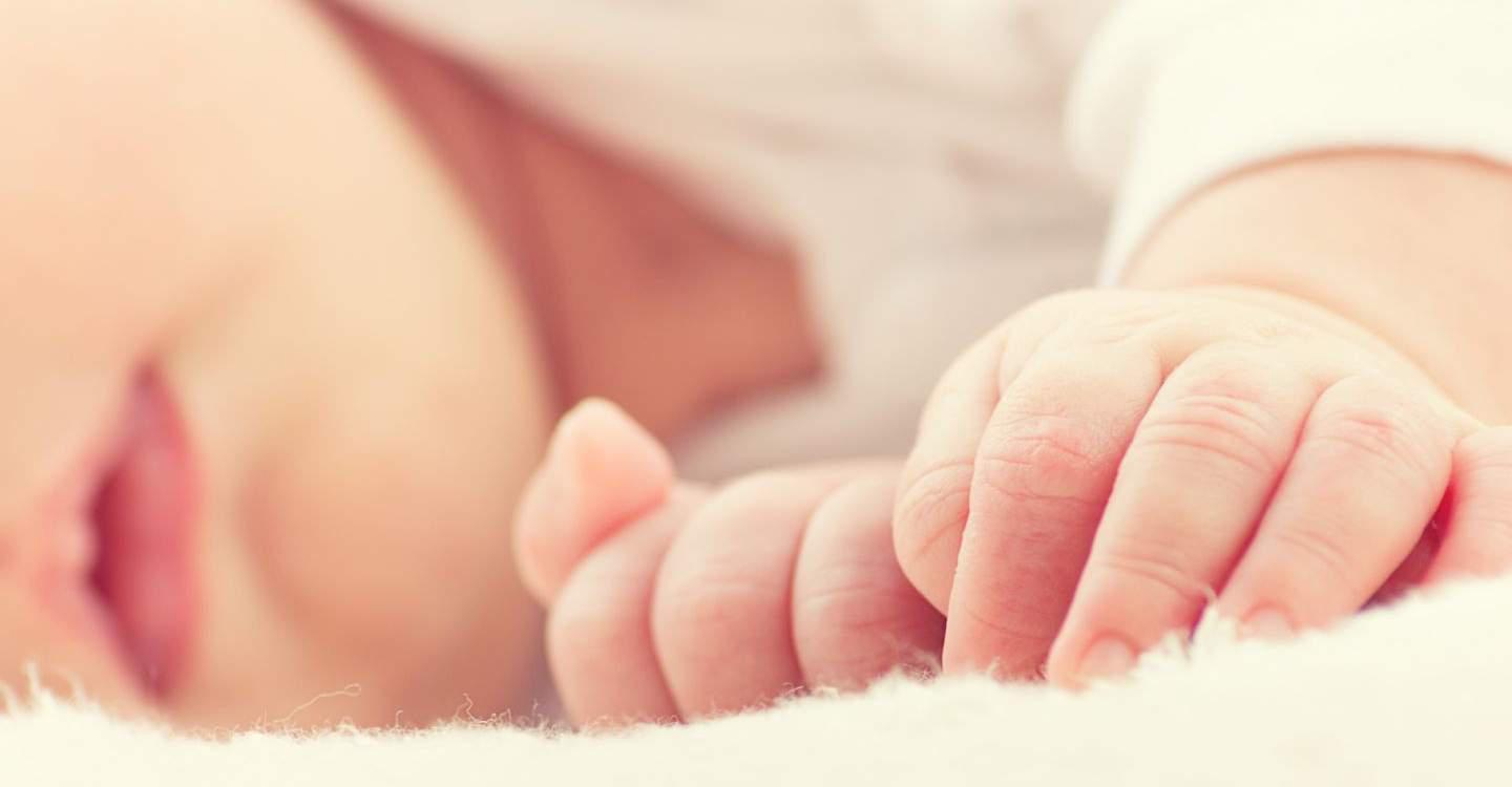Ανατρέπεται το ηλικιακό όριο στις υιοθεσίες – Τι αλλάζει από δικαστική υπόθεση