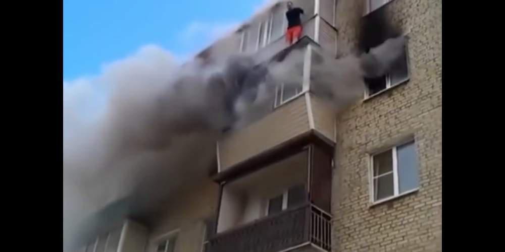 Απίστευτο! Πέταξε τα παιδιά του από το μπαλκόνι για να τα σώσει από φωτιά [βίντεο]