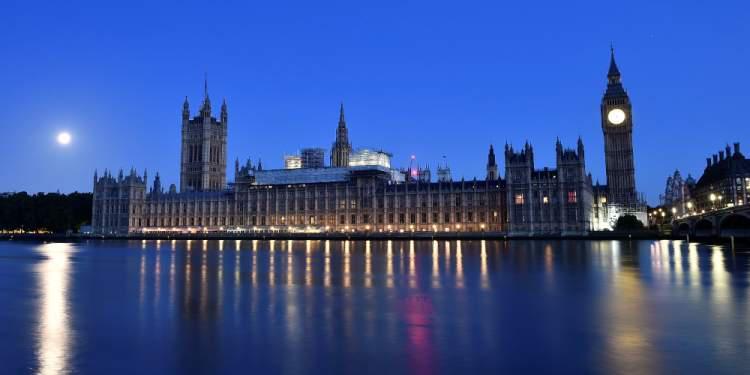 Αλλάζουν όλα για τους ξένους φοιτητές στη Βρετανία: Αυτοί είναι οι νέοι κανόνες