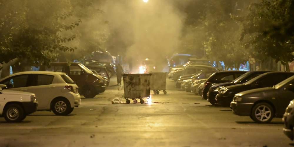 Νύχτα «μάχης» στα Εξάρχεια – Μολότοφ, οδοφράγματα και δυο αστυνομικοί τραυματίες [εικόνες & βίντεο]