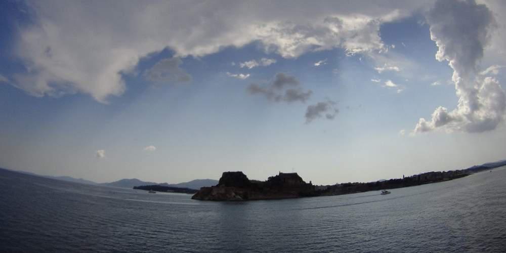 Καιρός: Αραιές νεφώσεις με υψηλές θερμοκρασίες
