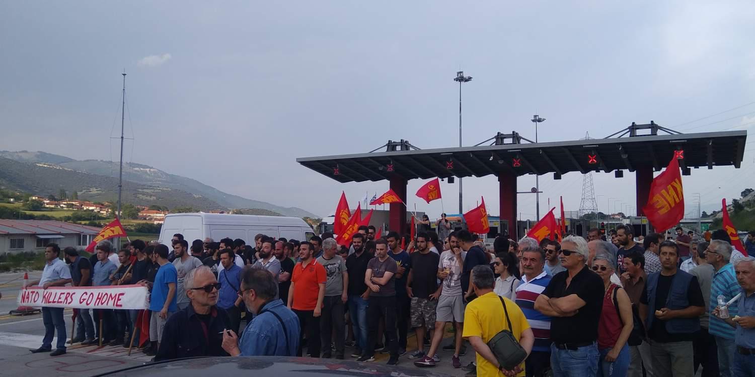 Με υποχώρηση της αυτοκινητοπομπής του ΝΑΤΟ έληξε το «μπλόκο» των μελών του ΚΚΕ στην Κοζάνη