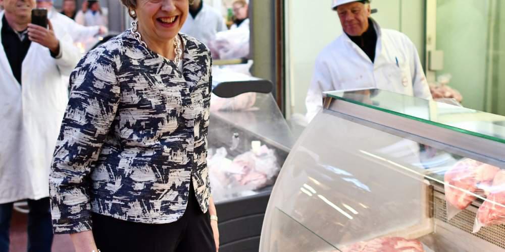 «Ψυχρό» κλίμα για την Μέι πριν τις εκλογές: Την γιούχαραν κρεοπώλες και φώναζαν συνθήματα [βίντεο]