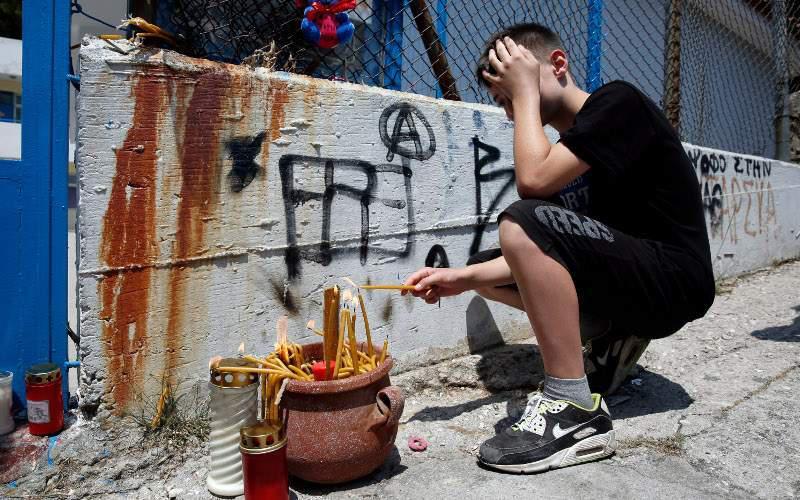 Θρήνος στην κηδεία του 11χρονου Μάριου – Οργή για τον δήμαρχο του Μενιδίου