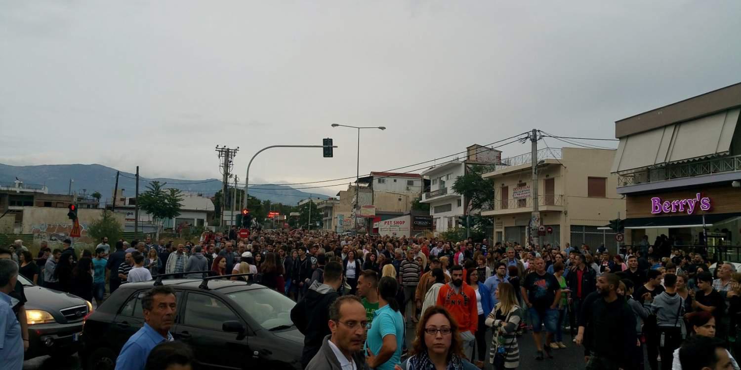Κόλαση στο Μενίδι – Κάηκαν σπίτια Ρομά, πυροβολισμοί από τον καταυλισμό