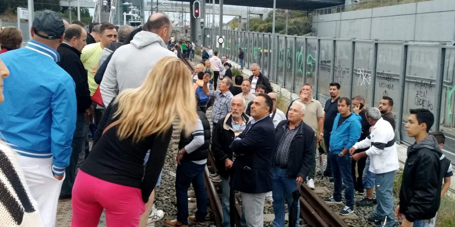 Σοβαρά επεισόδια στο Μενίδι – Πετροπόλεμος και χημικά στην πορεία των κατοίκων