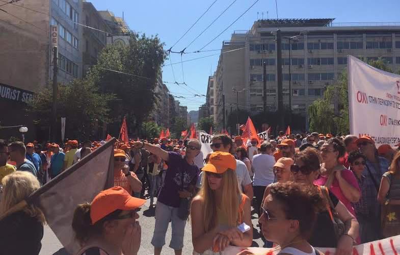 Στους δρόμους οι συμβασιούχοι των δήμων – Γεμάτες σκουπίδια οι πόλεις